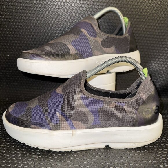 OOFOS OOmg eeZee Low White Blue Camo Women Slip On Recovery Comfort Shoes Size 8 - Picture 1 of 8